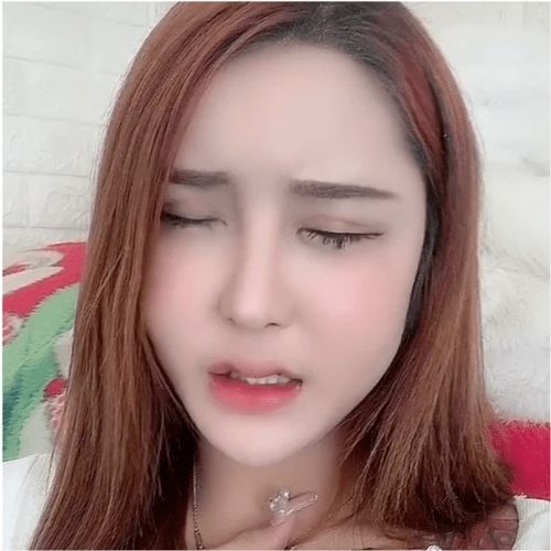 女演员闻宝宝脚丫致眼睛感染睁不开